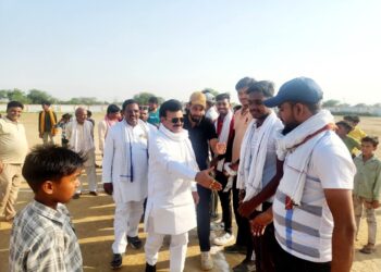 गांव के मिनी स्टेडियम में क्रिकेट टूर्नामेंट का हुआ शुभारंभ