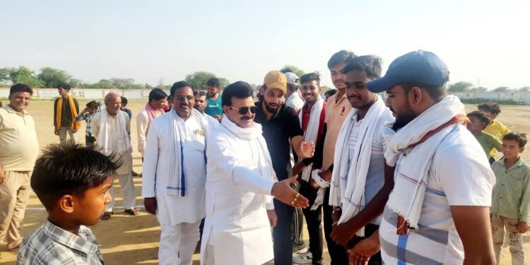 गांव के मिनी स्टेडियम में क्रिकेट टूर्नामेंट का हुआ शुभारंभ