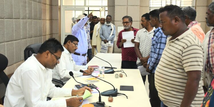 बलरामपुर: जनदर्शन में कलेक्टर ने आमजनों की सुनी समस्याएं..