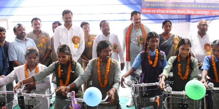 बलरामपुर: शिक्षा की नई रोशनी, जिला स्तरीय शाला प्रवेश उत्सव में नवप्रवेशी बच्चों का हुआ भव्य स्वागत…