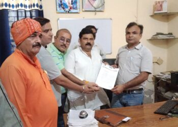 भरथना नगर में विद्युत विभाग द्वारा लगाए जा रहे स्मार्ट मीटर का व्यापार मंडल ने किया विरोध