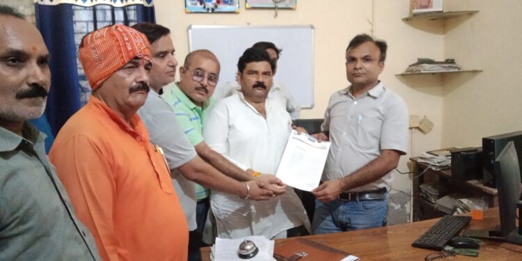 भरथना नगर में विद्युत विभाग द्वारा लगाए जा रहे स्मार्ट मीटर का व्यापार मंडल ने किया विरोध