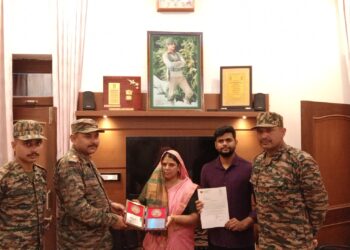 कारगिल शहीद मुनीश कुमार के परिवार को, सेना ने घर जाकर किया सम्मानित