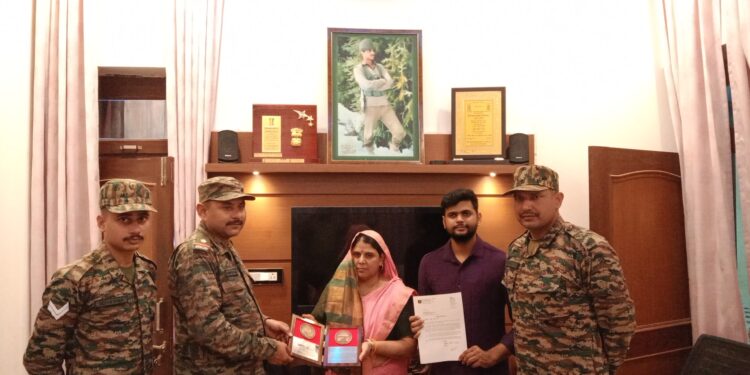 कारगिल शहीद मुनीश कुमार के परिवार को, सेना ने घर जाकर किया सम्मानित