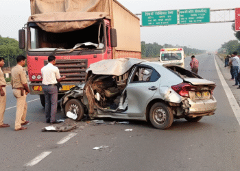बाराबंकी: लखनऊ-बहराइच हाईवे पर भीषण सड़क हादसा, कार-ट्रक की टक्कर में 4 की मौत