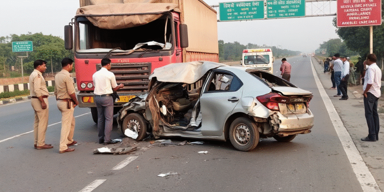 बाराबंकी: लखनऊ-बहराइच हाईवे पर भीषण सड़क हादसा, कार-ट्रक की टक्कर में 4 की मौत