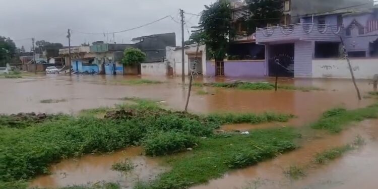 कुसमी: पहली ही बारिश में उजागर हुई नगर पंचायत की लापरवाही..