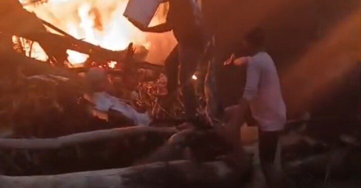 भरथना के लालपुरा में सात घरों के छप्पर में आग लगने से गांव में मची अफरा तफरी 