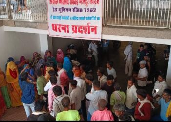 पालिका सफाई कर्मचारी पालिका परिसर में धरना प्रदर्शन पर बैठे 