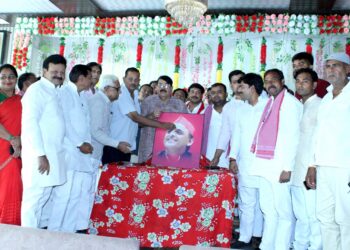 भरथना पूर्व मुख्यमंत्री अखिलेश यादव का पार्टी नेताओं व पदाधिकारियो ने जन्मदिन मनाया