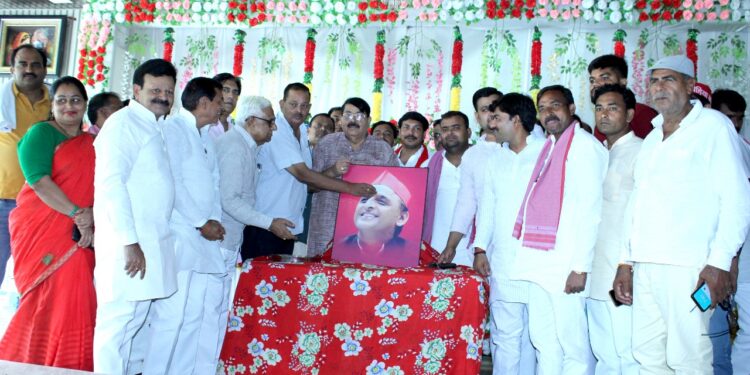 भरथना पूर्व मुख्यमंत्री अखिलेश यादव का पार्टी नेताओं व पदाधिकारियो ने जन्मदिन मनाया