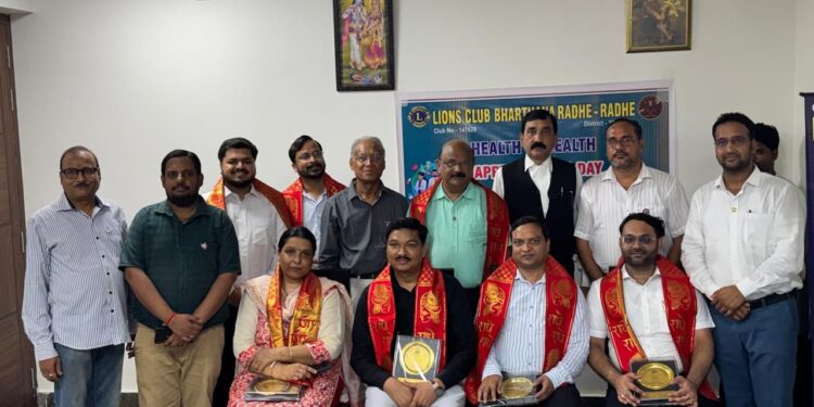 लायंस क्लब भरथना ने डॉक्टरों को किया सम्मानित
