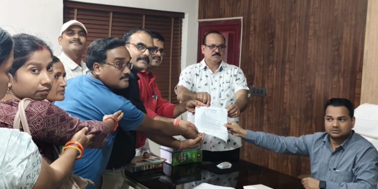 कुसमी ब्लाक में शिक्षकों का हुंकार! प्रमोशन, पेंशन और सेटअप सुधार की मांग को लेकर सौंपा ज्ञापन..