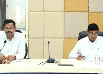 बलरामपुर कलेक्टर जनदर्शन में आमजनों से रूबरू,