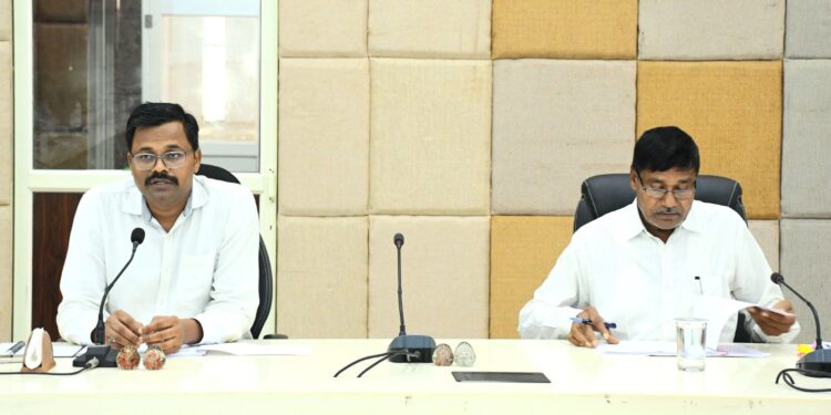 बलरामपुर कलेक्टर जनदर्शन में आमजनों से रूबरू,