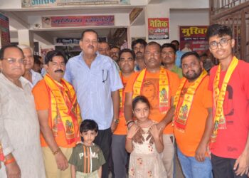 पालिका अध्यक्ष ने बाबा अमरनाथ यात्रीयो को पट्टिका फूलमाला पहनाकर यात्रियों को रवाना किया