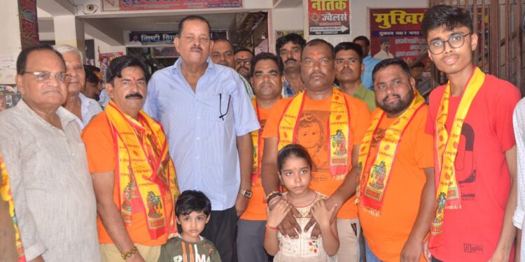 पालिका अध्यक्ष ने बाबा अमरनाथ यात्रीयो को पट्टिका फूलमाला पहनाकर यात्रियों को रवाना किया