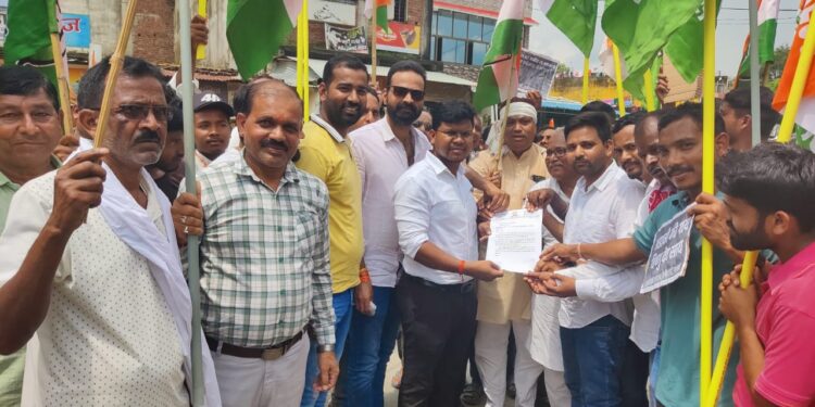 शंकरगढ़: युवा कांग्रेस का उग्र प्रदर्शन – बस स्टैंड चक्का जाम, फूटा भाजपा सरकार के खिलाफ गुस्सा..