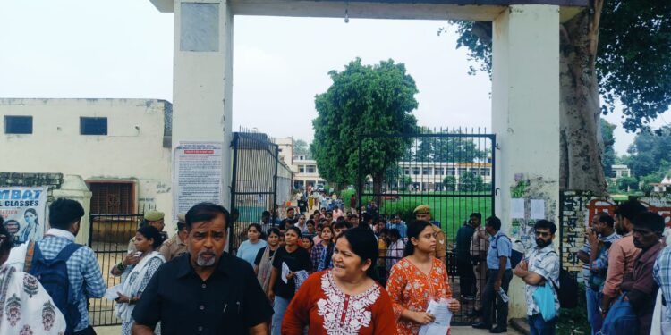 कड़ी सुरक्षा व्यवस्था में संपन्न हुई आरओ/एआरओ परीक्षा, अभ्यर्थियों ने बताया पेपर नार्मल