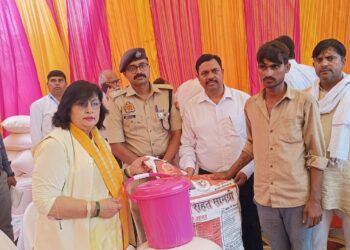 औरैया बाढ़ अपडेट: अस्ता गांव में बाढ़ का कहर, महिला कल्याण राज्यमंत्री ने लिया जायजा। 