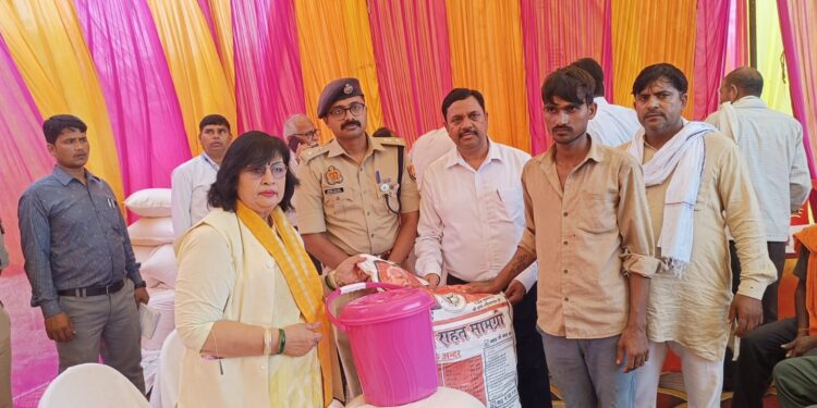 औरैया बाढ़ अपडेट: अस्ता गांव में बाढ़ का कहर, महिला कल्याण राज्यमंत्री ने लिया जायजा। 