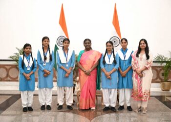लखना की बेटियों ने राष्ट्रपति से की मुलाकात, रक्षाबंधन मनाकर बढ़ाया नगर का गौरव