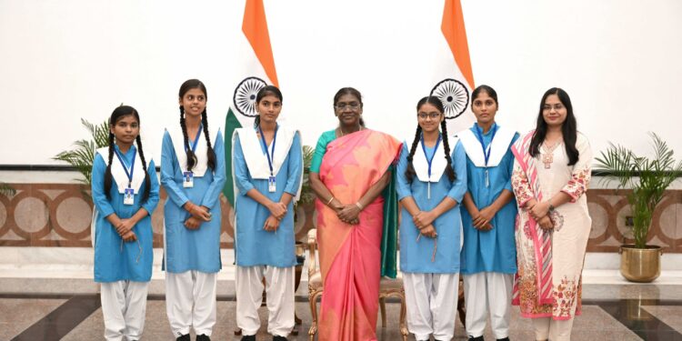लखना की बेटियों ने राष्ट्रपति से की मुलाकात, रक्षाबंधन मनाकर बढ़ाया नगर का गौरव