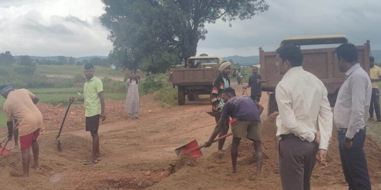 कुसमी: अवैध रेत परिवहन पर बड़ी कार्रवाई – 5 ट्रैक्टर जब्त..