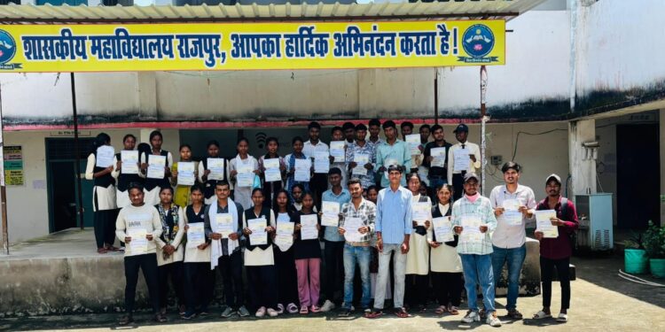 राजपुर: आदित्य विभु जायसवाल की अगुवाई में राजपुर कॉलेज मे गूंजा–वोट चोरी बंद करो..