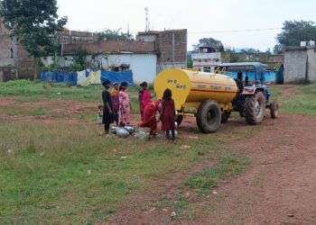कुसमी: वार्ड क्रमांक 09 की प्यास बुझाने आगे आईं पार्षद सना सैफी..