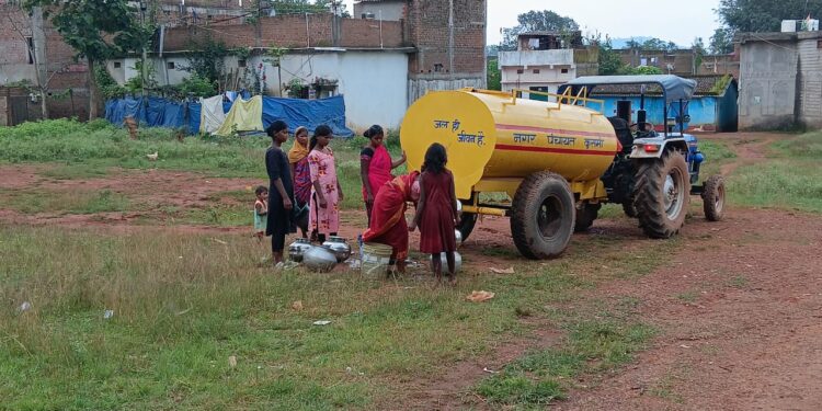 कुसमी: वार्ड क्रमांक 09 की प्यास बुझाने आगे आईं पार्षद सना सैफी..