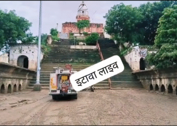 चकरनगर: चंबल नदी में बाढ़ के बाद भारेश्वर महादेव मंदिर के आसपास जलस्तर घटा