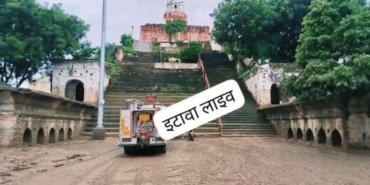 चकरनगर: चंबल नदी में बाढ़ के बाद भारेश्वर महादेव मंदिर के आसपास जलस्तर घटा