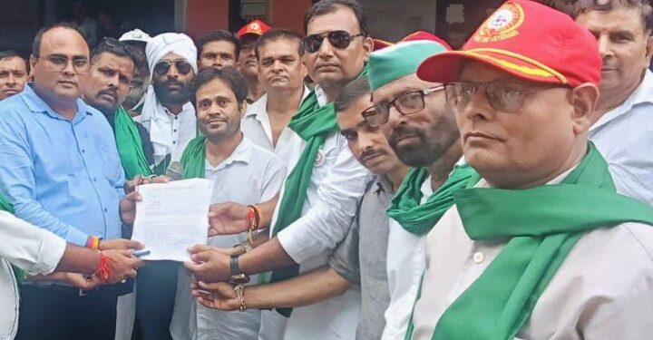 संयुक्त किसान मोर्चा के पदाधिकारीयौ ने तहसीलदार को पांच सूत्रीय ज्ञापन सौंपा