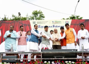 प्रधानमंत्री मोदी के जन्मदिन पर इंदौर में स्वच्छता अभियान, ई-वेस्ट कलेक्शन वाहनों को दिखाई हरी झंडी