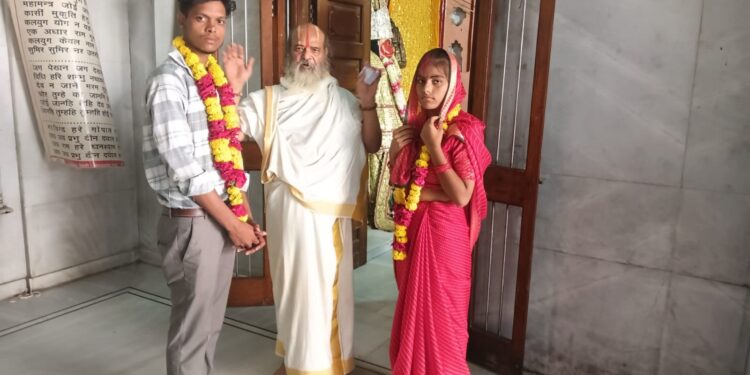 जालौन: प्रेमी युगल ने मंदिर में रचाई शादी, युवती ने लगाए परिजनों पर गंभीर आरोप