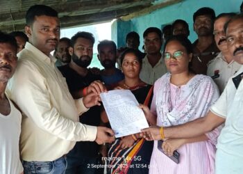 कुसमी: हिंडाल्को ट्रकों से प्रधानमंत्री सड़क बनी मौत का जाल..