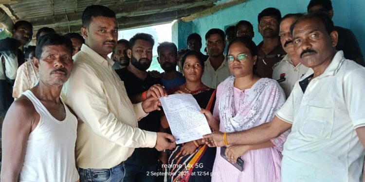 कुसमी: हिंडाल्को ट्रकों से प्रधानमंत्री सड़क बनी मौत का जाल..