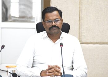 बलरामपुर: समय-सीमा में राजस्व प्रकरणों का निराकरण करें – कलेक्टर..