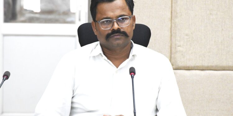 बलरामपुर: समय-सीमा में राजस्व प्रकरणों का निराकरण करें – कलेक्टर..