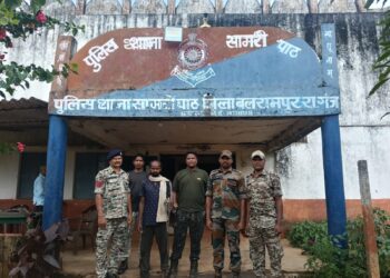 सामरी: महिला के साथ दुष्कर्म कर फरार चल रहा आरोपी जंगल से गिरफ्तार..