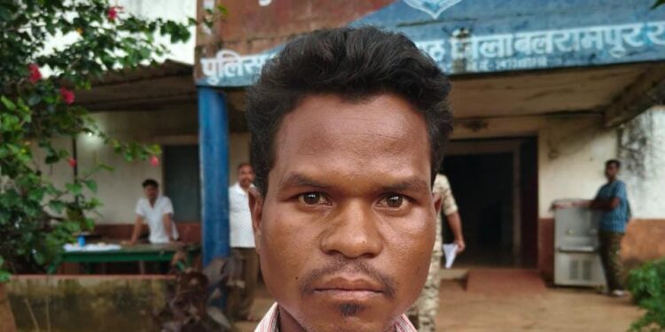 सामरी: मक्का की आड़ में कर रहा था गांजा की खेती – आरोपी रंगेहाथ गिरफ्तार..