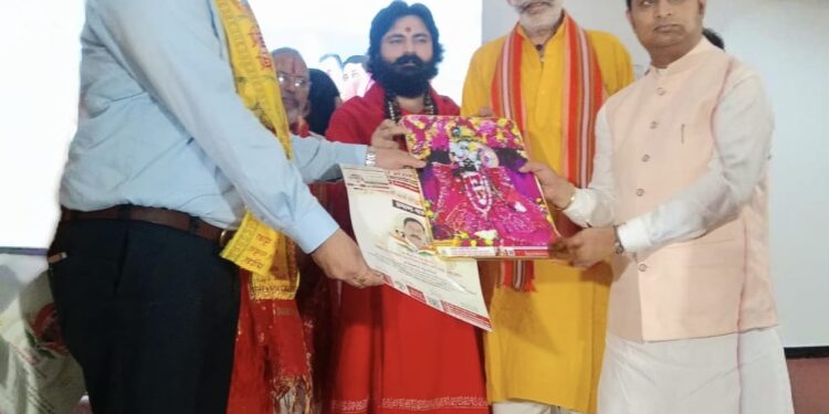 मथुरा में आयोजित संस्कार महायज्ञ में कैलाश यादव को किया गया सम्मानित