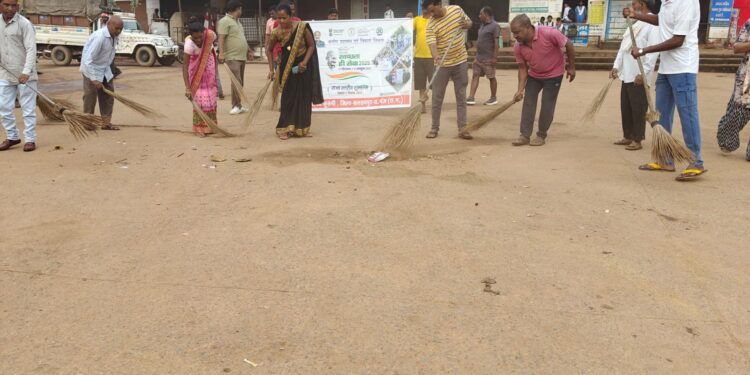 कुसमी: स्वच्छता ही सेवा अभियान के तहत नगर पंचायत कुसमी में सफाई कार्यक्रम आयोजित..