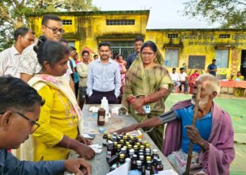 कुसमी: सामरी विधायक उद्धेश्वरी पैकरा पहुँची हर्री उप स्वास्थ्य केंद्र, निःशुल्क स्वास्थ्य शिविर का लिया जायजा..