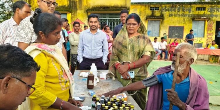 कुसमी: सामरी विधायक उद्धेश्वरी पैकरा पहुँची हर्री उप स्वास्थ्य केंद्र, निःशुल्क स्वास्थ्य शिविर का लिया जायजा..