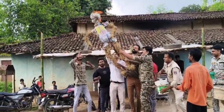 राजपुर: गृह मंत्री का पुतला फूंककर गरजे युवा कांग्रेस..