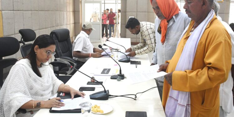 बलरामपुर: जनदर्शन में जिला पंचायत सीईओ ने सुनी ग्रामीणों की समस्याएं..