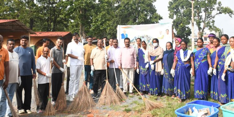 बलरामपुर: कृषि मंत्री रामविचार नेताम ने बाजार परिसर में झाड़ू लगाकर दिया स्वच्छता का संदेश..