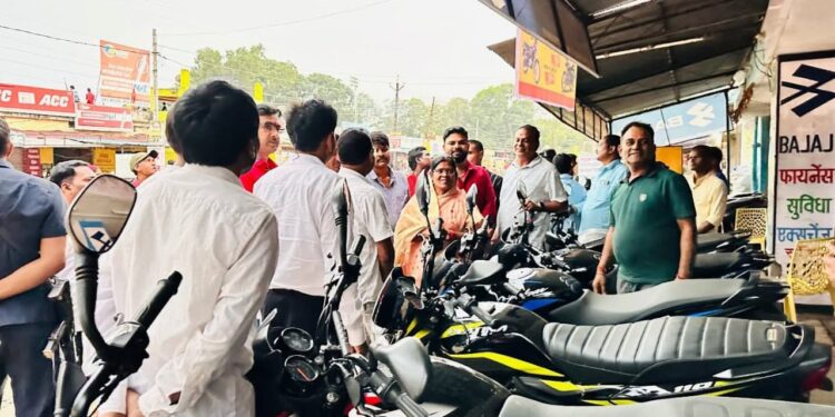 सामरी: केंद्र में भाजपा शासनकाल में बढ़ा था GST, अब सामरी की विधायक उद्धेश्वरी पैकरा ने दुकानों में जाकर बताई छूट और स्वदेशी का मंत्र..